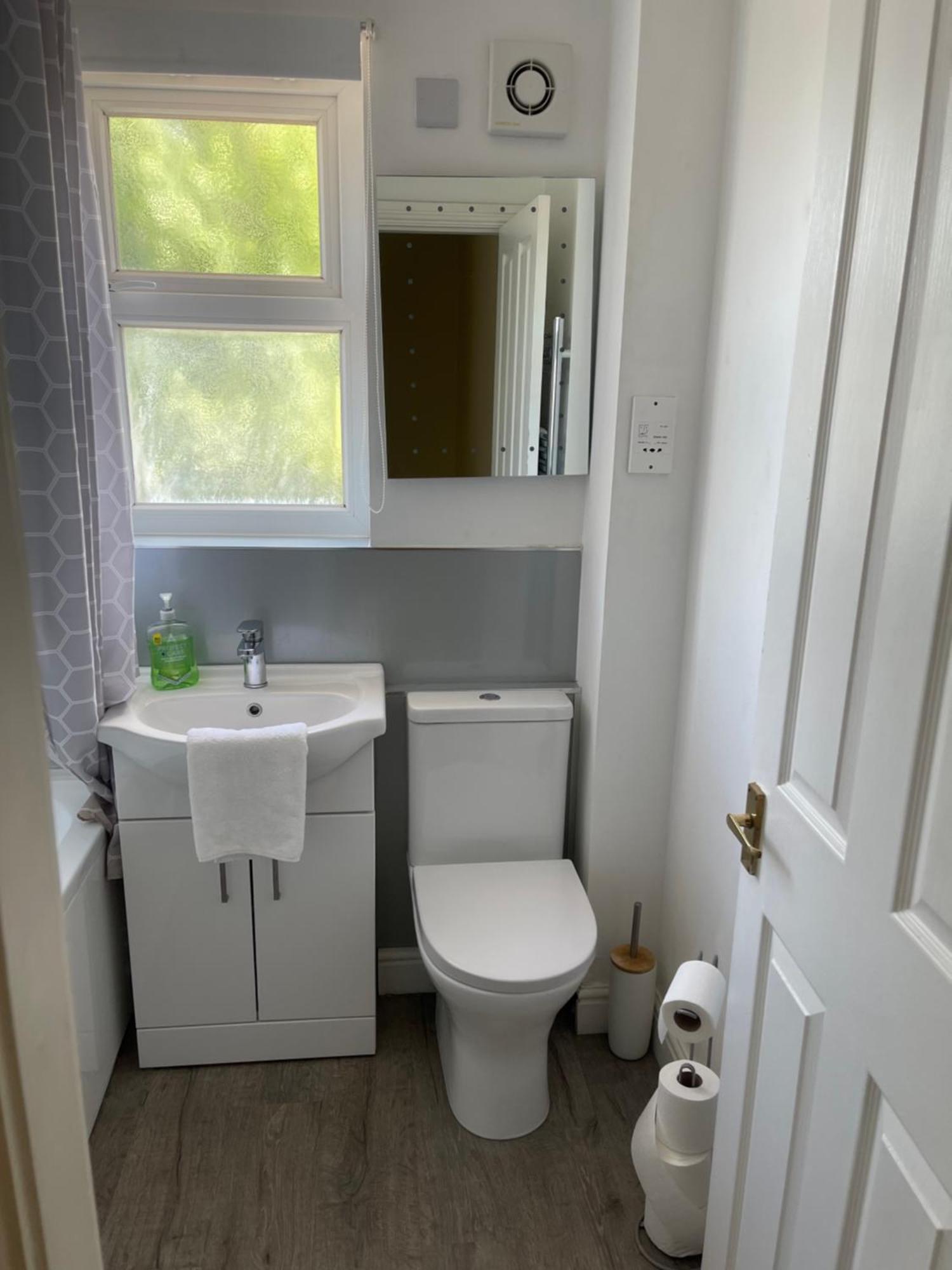 House Number 4 Sleeps Up To 4 With Smart Tvs In Every Room Wellington  Kültér fotó